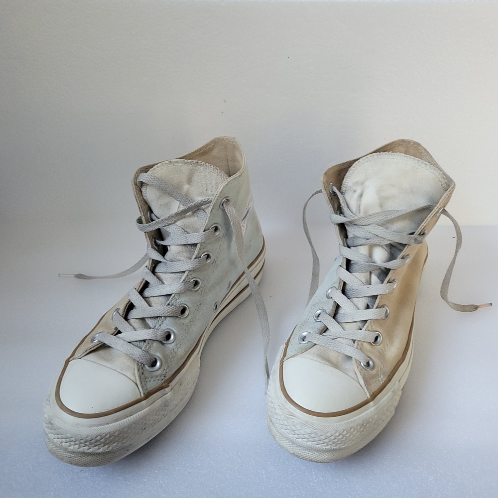 7.5 Converse Taylor Converse Off-White/ Pale Blue High-Top Sneakers.